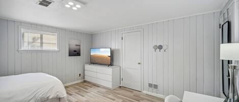 1 室のベッドルーム、デスク、アイロン / アイロン台、WiFi (無料)