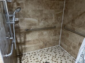 Douche, serviettes fournies, savon, shampoing