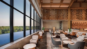A spacious lobby with large windows, comfortable seating, and a bar area. - Wyndham Grand Plaza Royale Xiangai Mountain Fuzhou (Fuzhou)
