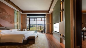 A modern hotel room with a large bed, a seating area, and a view of the outdoors. - Wyndham Grand Plaza Royale Xiangai Mountain Fuzhou (Fuzhou)