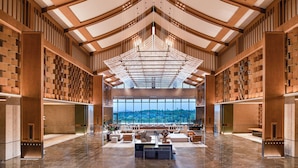 A spacious lobby with a high ceiling, large windows, and a central seating area. - Wyndham Grand Plaza Royale Xiangai Mountain Fuzhou (Fuzhou)