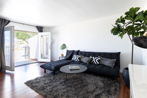 Departamento Premium, 1 habitación, para no fumadores, vista a la montaña | Sala de estar | Televisión de pantalla plana 