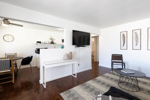 Superior Apartment, 1 Bedroom, Non Smoking, Mountain View | Living room | Flat-screen TV - Chez Soleil Residences (Desert Hot Springs)