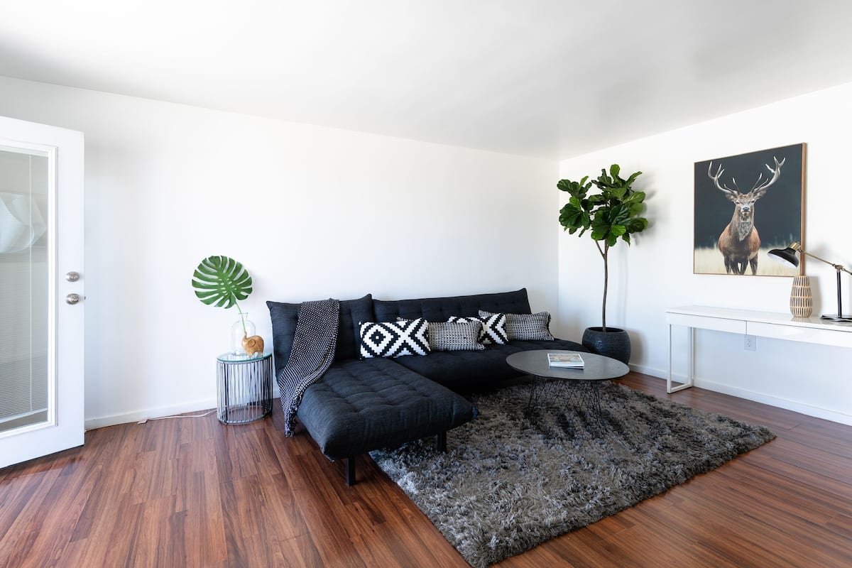 Premium-Apartment, 1 Schlafzimmer, Nichtraucher, Bergblick | Laptopgeeigneter Arbeitsplatz, kostenloses WLAN, individuell dekoriert