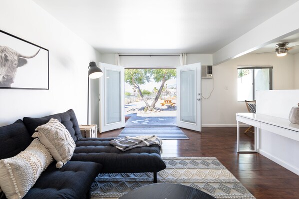 Superior Apartment, 1 Bedroom, Non Smoking, Mountain View | Living room | Flat-screen TV - Chez Soleil Residences (Desert Hot Springs)