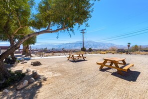Outdoor dining - Chez Soleil Residences (Desert Hot Springs)