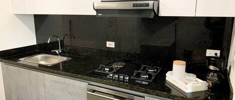 Refrigerador, microondas, horno, placa de cocina