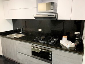 Kühlschrank, Mikrowelle, Ofen, Herdplatte