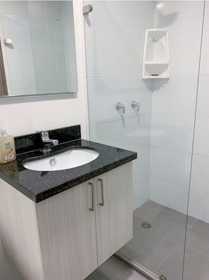 Dusche, Handtücher, Toilettenpapier
