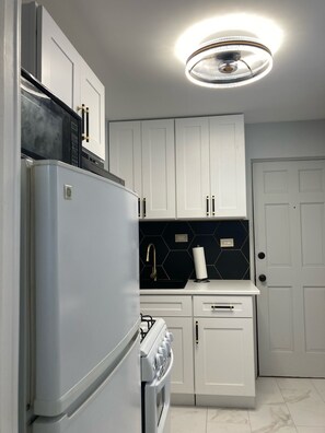 Refrigerador, microondas, horno y parrilla de estufa 