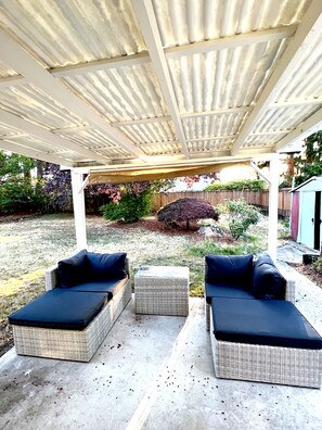 Terrace/patio - Cheerful 3 bedroom home with private backyard (Puyallup)