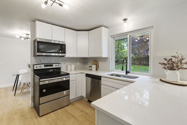 Private kitchen - Cheerful 3 bedroom home with private backyard (Puyallup)