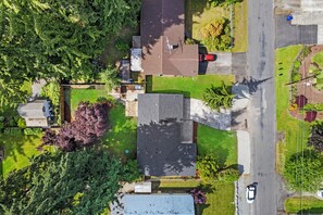 Exterior - Cheerful 3 bedroom home with private backyard (Puyallup)