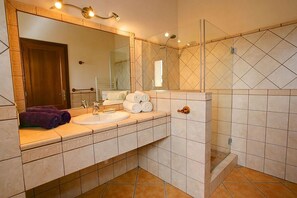 Combined shower/tub, jetted tub, hair dryer, towels - Spacious Country House, Private Pool, Extensive Grounds, Amazing Location - 750m from Cala Sa Nau! (Cala Ferrera)