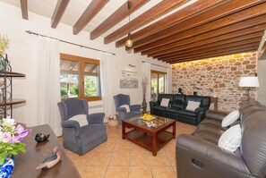 TV, DVD-spiller, bordtennis og stereoanlegg