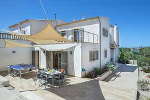 Outdoor dining - Modern Spacious Villa, Private Pool, Amazing Sea Views of Portocolom Bay, 125m walk to 2 Beaches! (Porto Colom)