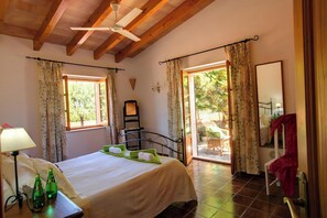 2 quartos, ferros/tábuas de passar roupa, berço de viagem