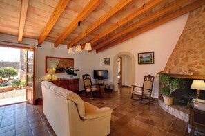 TV, caminetto, lettore DVD, impianto stereo