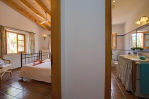 2 habitaciones, tabla de planchar con plancha y cuna de viaje 