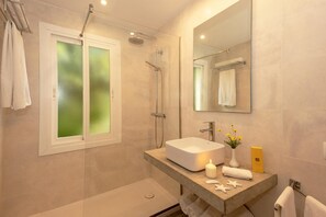 Ducha, secador de pelo, bidet, toallas