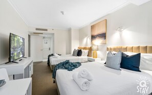 2 bedrooms, iron/ironing board, free WiFi, bed sheets - Legends – 2 Interconnecting Bedroom Unit — Q Stay (Surfers Paradise)