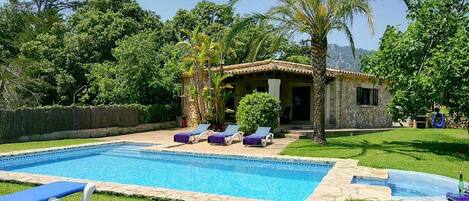 Lämmitetty uima-allas