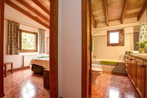 Tina con regadera, secadora de cabello, bidet, toallas