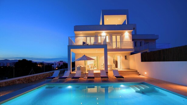 A modern two-story house with a swimming pool, outdoor seating, and a view of the mountains. - Modern Stylish Villa, A/C, Private Pool, Marina Views, 10mins walk to Cala d'Or & 2 Sandy Beaches! (Cala d´Or)