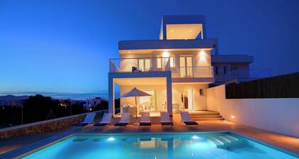 Modern Stylish Villa, A/C, Private Pool, Marina Views, 10mins walk to Cala d'Or & 2 Sandy Beaches!