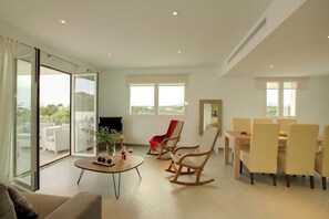 TV, DVD player, ping pong - Modern Stylish Villa, A/C, Private Pool, Marina Views, 10mins walk to Cala d'Or & 2 Sandy Beaches! (Cala d´Or)