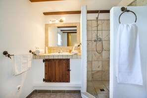 Combined shower/tub, hair dryer, bidet, towels