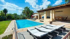 A swimming pool with lounge chairs and a patio area. - Fantastic Spacious Villa, A/C, Big Private Pool, Idyllic Location - 5/10 mins to Towns & Beaches! (Alcudia)
