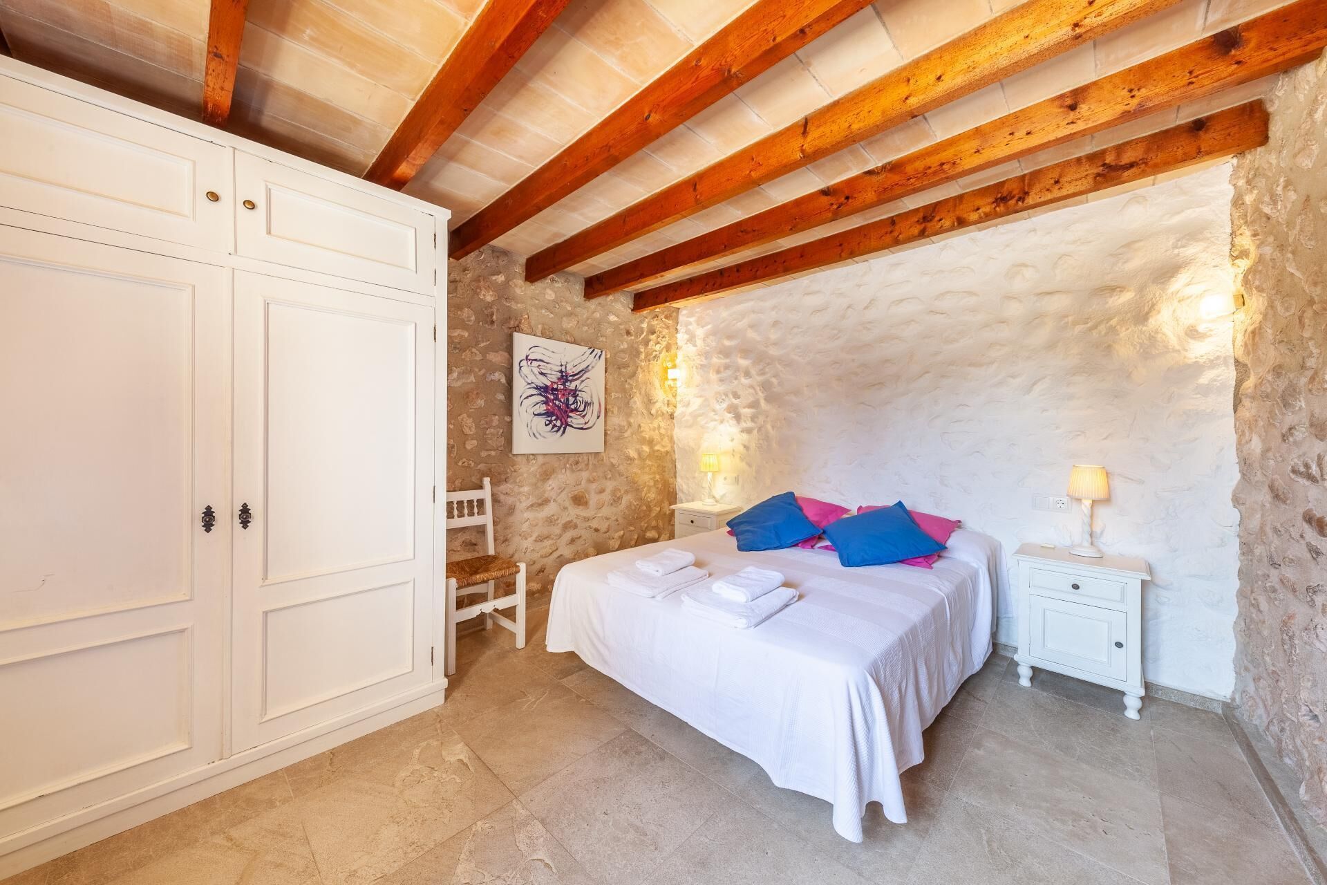 4 slaapkamers, een strijkplank/strijkijzer, reisbedje, gratis wifi