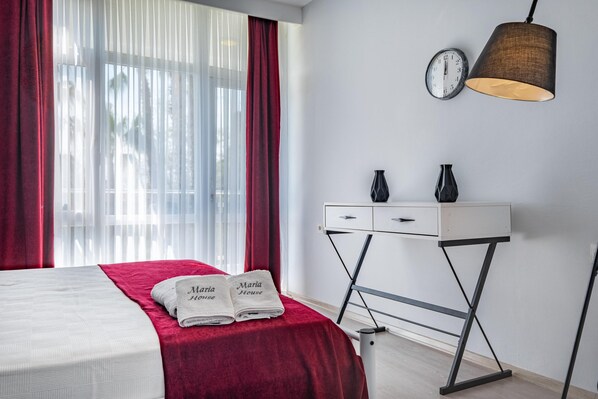 Muebles diferentes, wifi gratis y ropa de cama 