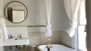 Shower, soap, shampoo, toilet paper