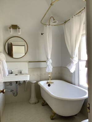 Douche, savon, shampoing, papier toilette
