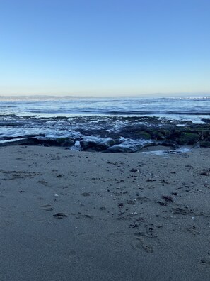 Playa en los alrededores y playa de arena blanca 