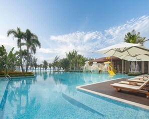 Indoor pool, 2 outdoor pools - Grand Hyatt Shenzhou Peninsula (Wanning)