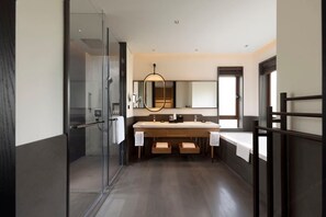 Kamer, 1 kingsize bed | Badkamer | Een aparte badkuip en douche, een haardroger, badjassen, pantoffels