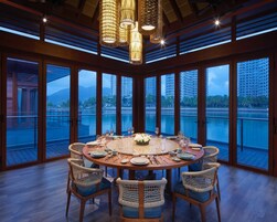 Daily buffet breakfast (CNY 238 per person)