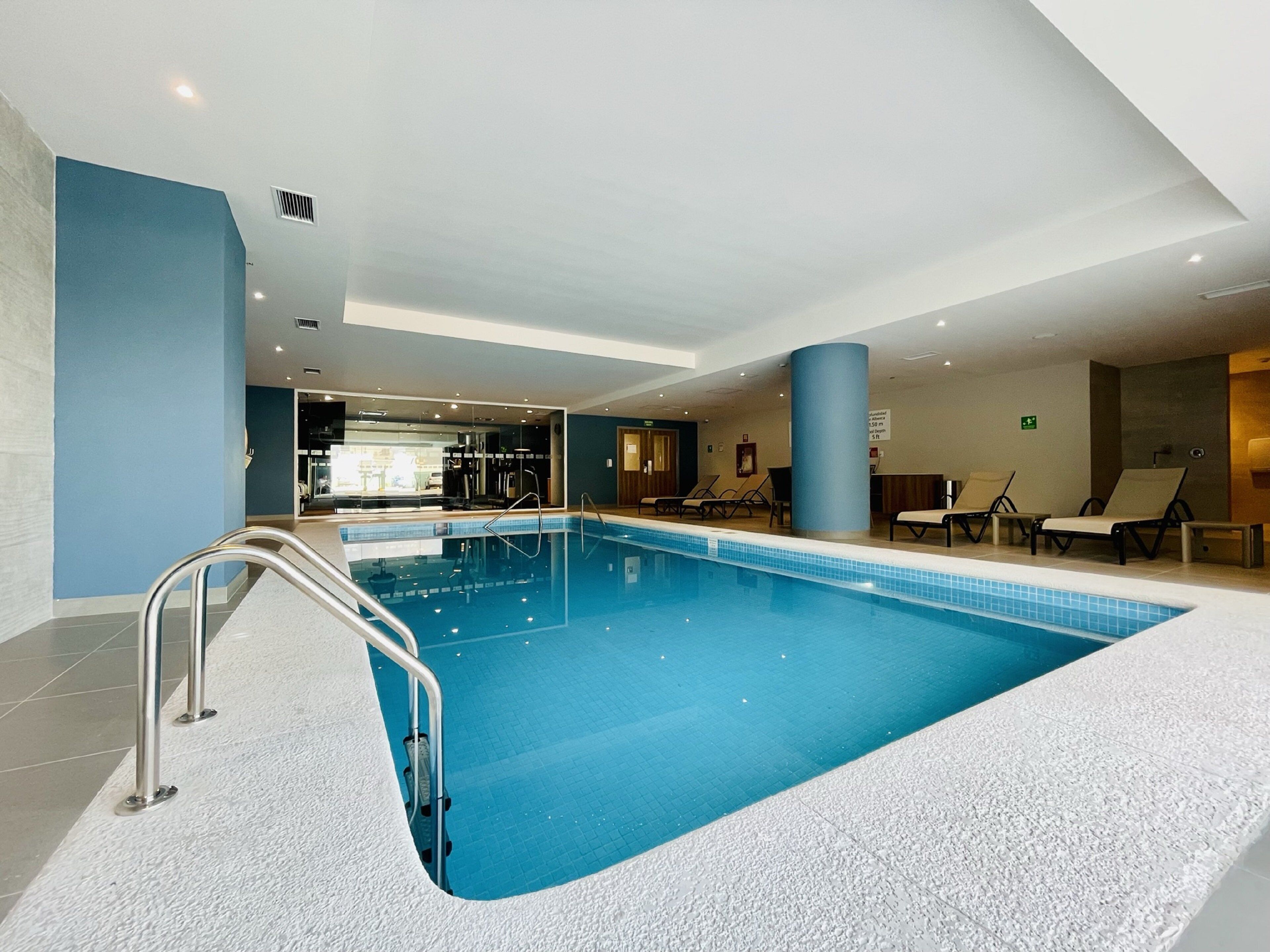 Una piscina cubierta
