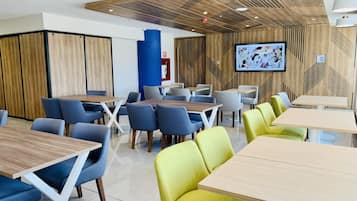 Buffet déjeuner gratuit tous les jours