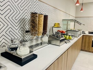 Free daily buffet breakfast - Holiday Inn Express Guadalajara Vallarta Poniente by IHG (Zapopan)