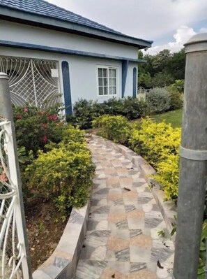 Property grounds - Cottage in the country with a mountain view (Mountainside)
