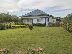 Exterior - Cottage in the country with a mountain view (Mountainside)