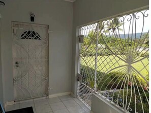 Property grounds - Cottage in the country with a mountain view (Mountainside)