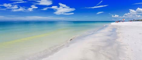 En la playa, camastros y toallas de playa