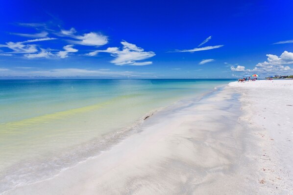 海灘、躺椅、沙灘巾