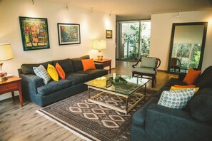 Téléviseur connecté, lecteur de DVD, bureau