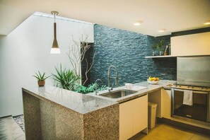 Réfrigérateur, four à micro-ondes, un four, surface de cuisson